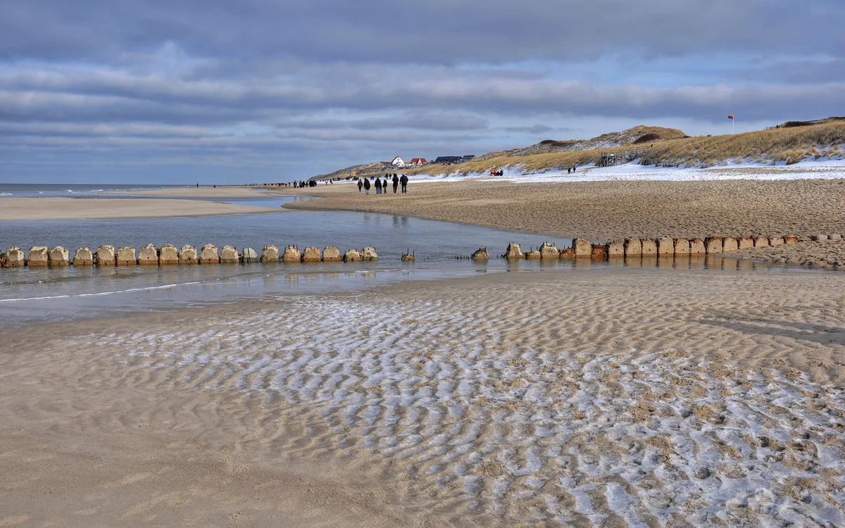 Wanderung am Strand im Winter auf Sylt nach Wenningstedt,