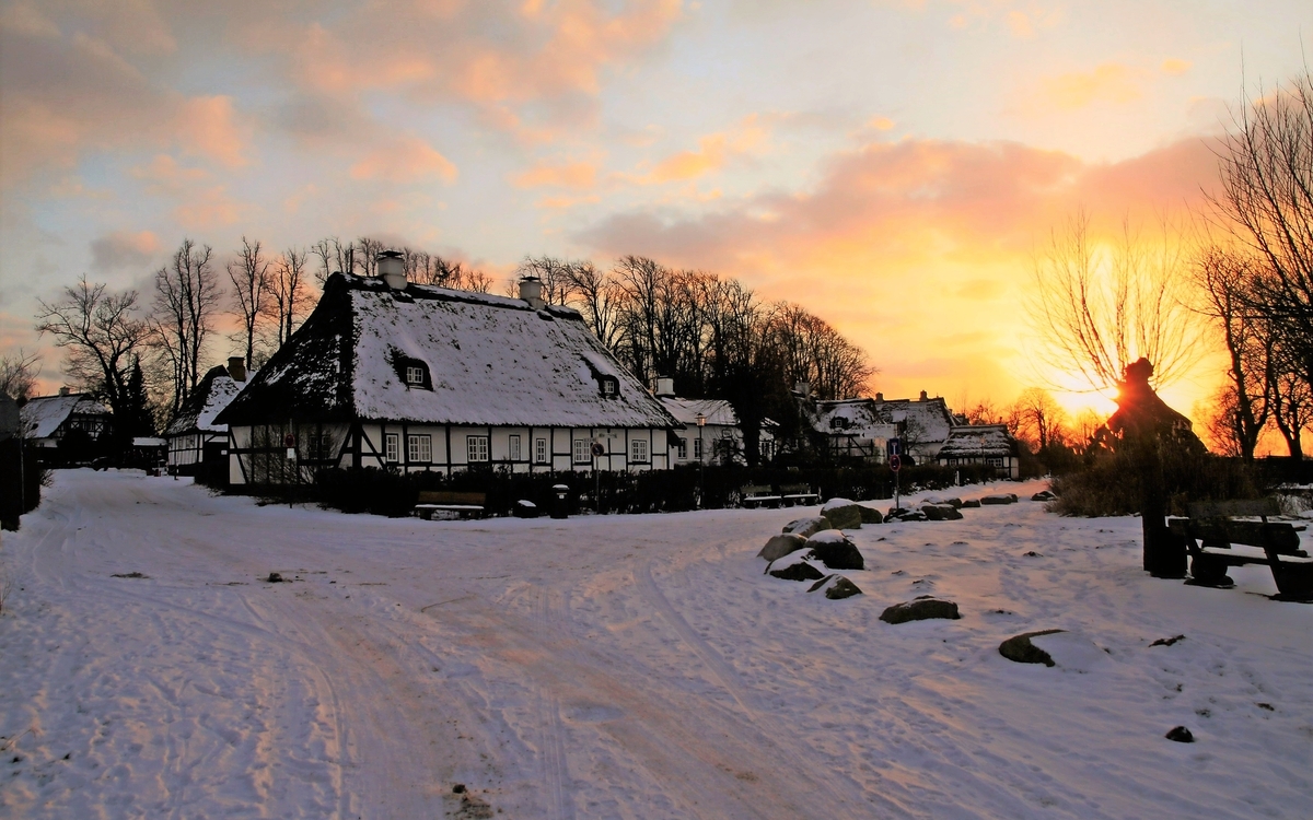 idyllische Winterstimmung im malerischer Dorf Sieseby an der Schlei beim Sonnenuntergang im Winter, Schleswig-Holstein, Deutschland. Europa