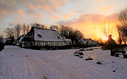 idyllische Winterstimmung im malerischer Dorf Sieseby an der Schlei beim Sonnenuntergang im Winter, Schleswig-Holstein, Deutschland. Europa