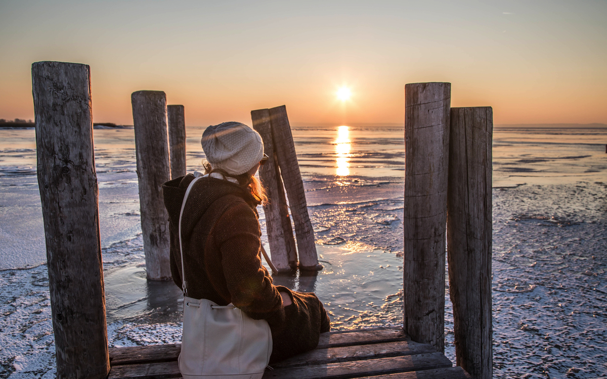 gefrorener See bei Sonnenuntergang