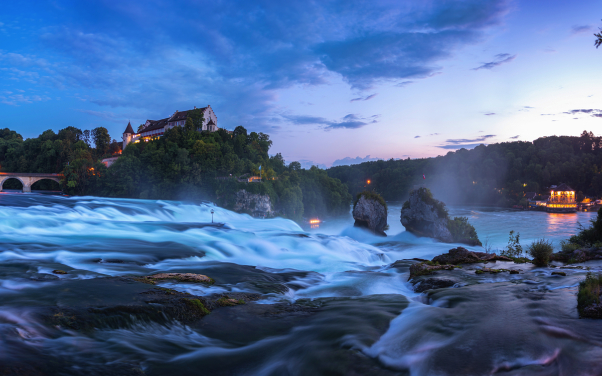 Blick auf den Rheinfall mit dem Schloss Laufen in Neuhausen