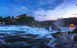 Blick auf den Rheinfall mit dem Schloss Laufen in Neuhausen