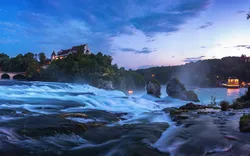 Blick auf den Rheinfall mit dem Schloss Laufen in Neuhausen