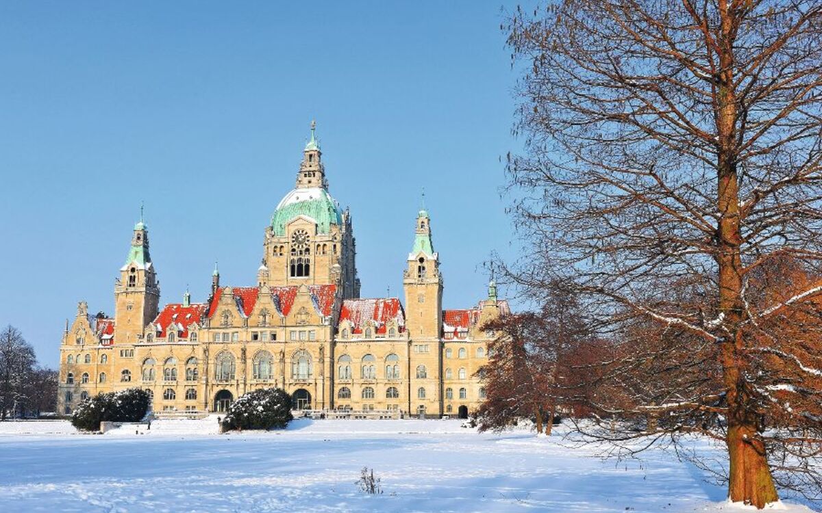 Neues Rathaus in Hannover mit Maschpark im Winter