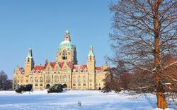 Neues Rathaus in Hannover mit Maschpark im Winter