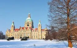 Neues Rathaus in Hannover mit Maschpark im Winter