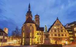 Schillerplatz bei Nacht in Stuttgart