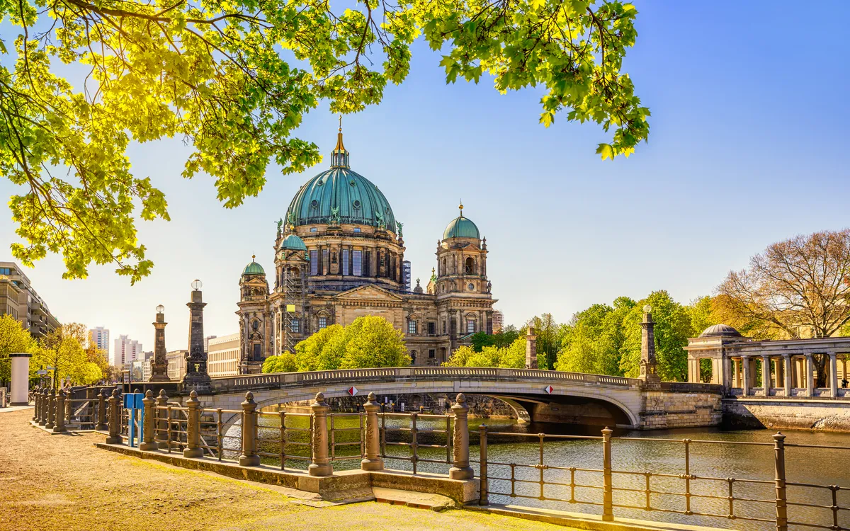 Berliner Dom im Sommer