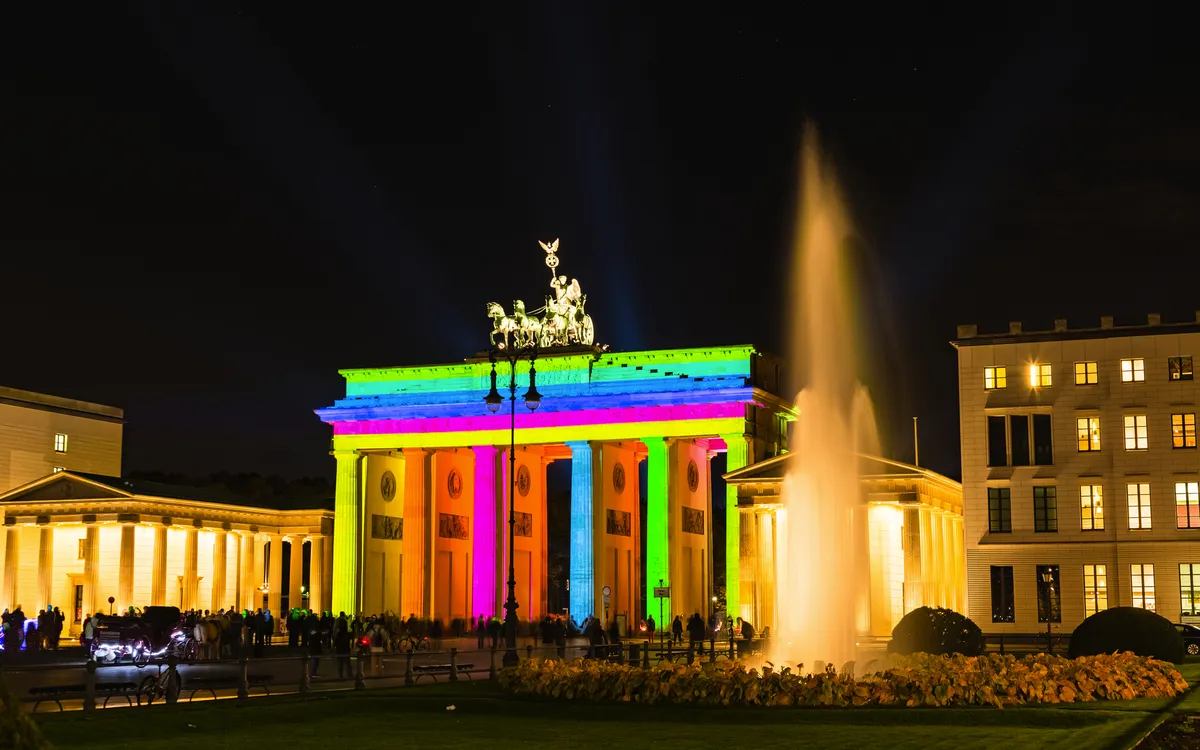 das Brandenburger Tor beleuchtet während des Festival of Lights in Berlin, Deutschland