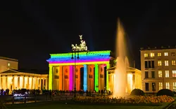das Brandenburger Tor beleuchtet während des Festival of Lights in Berlin, Deutschland
