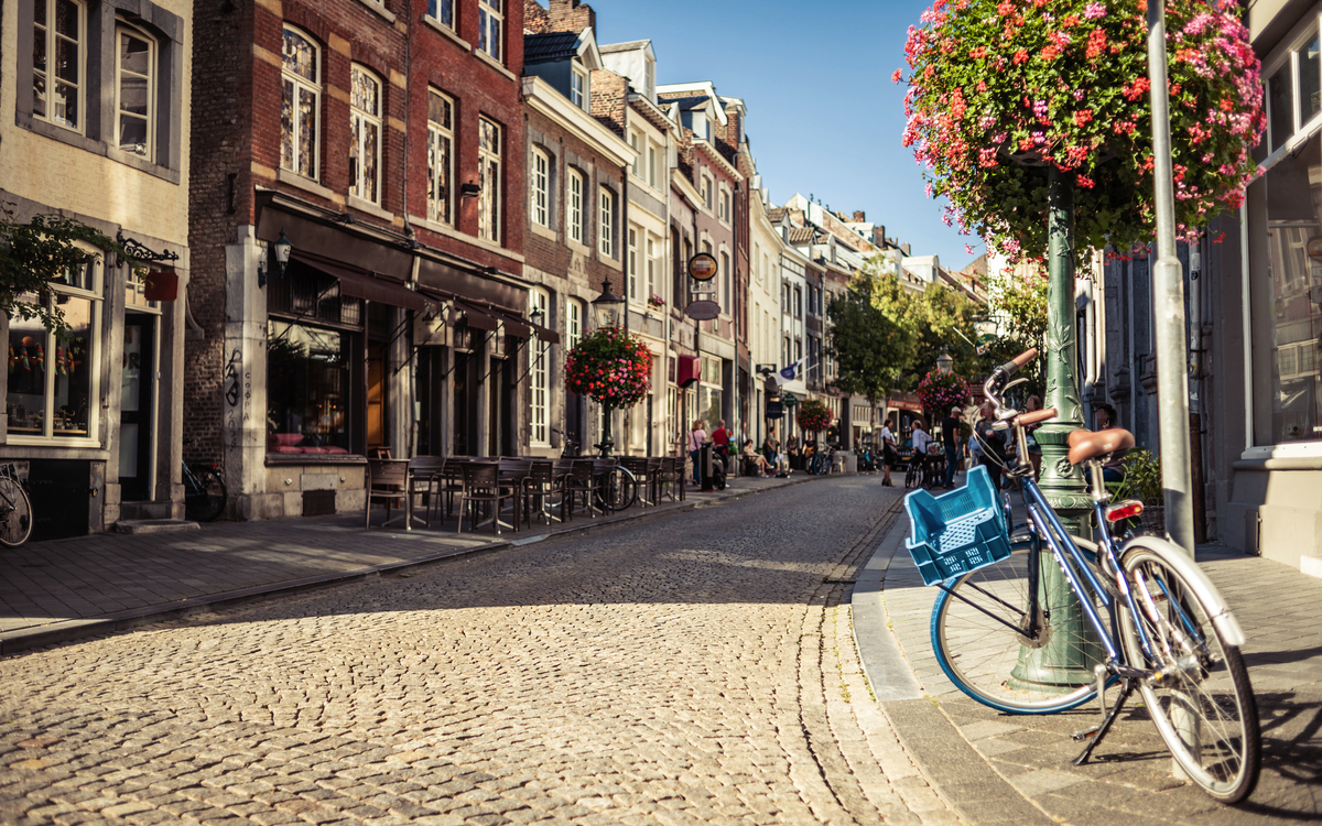 Maastrichter Straßen mit Fahrrad im Sommer