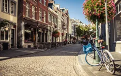 Maastrichter Straßen mit Fahrrad im Sommer