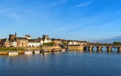 Panorama des historischen Stadtbildes von Maastricht und der Servatiusbrücke