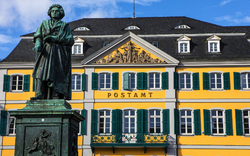 Beethoven-Denkmal und Altes Postgebäude in Bonn