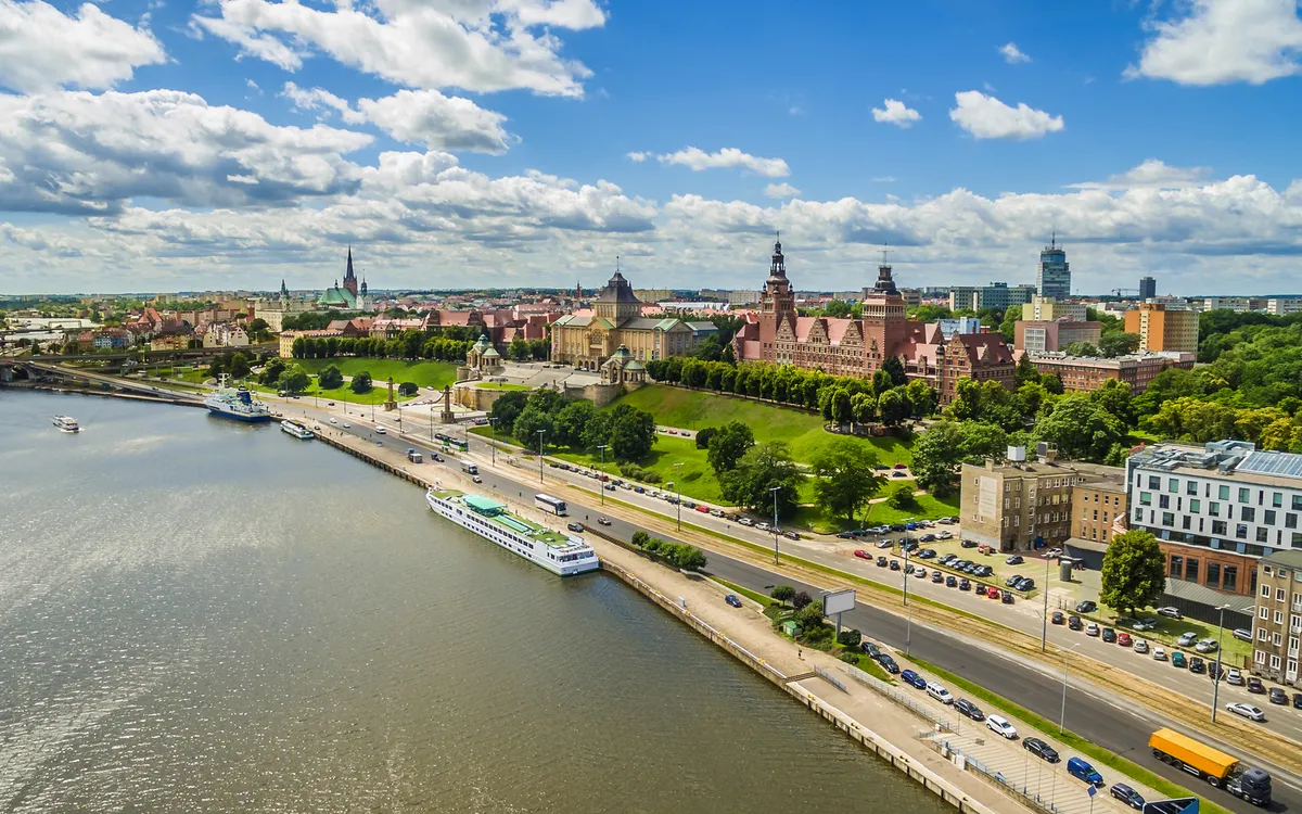 Stettin – die Chrobry-Uferpromenade und das Ufer der Oder.
