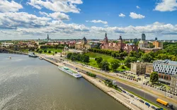Stettin – die Chrobry-Uferpromenade und das Ufer der Oder.