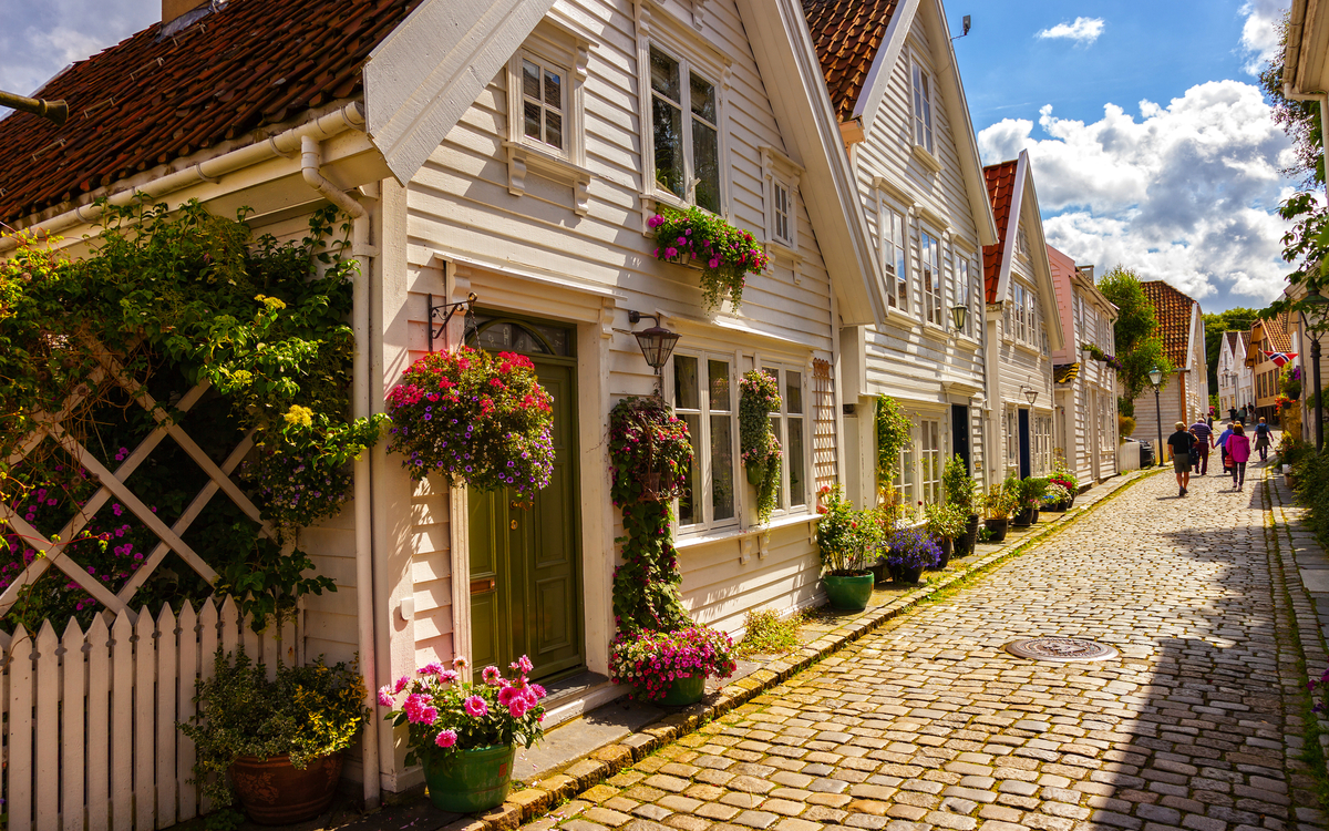 Straße mit weißen Häusern in der Altstadt von Stavanger