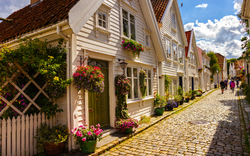 Straße mit weißen Häusern in der Altstadt von Stavanger