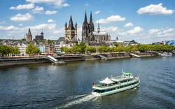 Schifffahrt entlang des Rheinufers in Köln