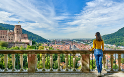 Touristin in Heidelberg, einer Stadt am Neckar in Baden-Württemberg