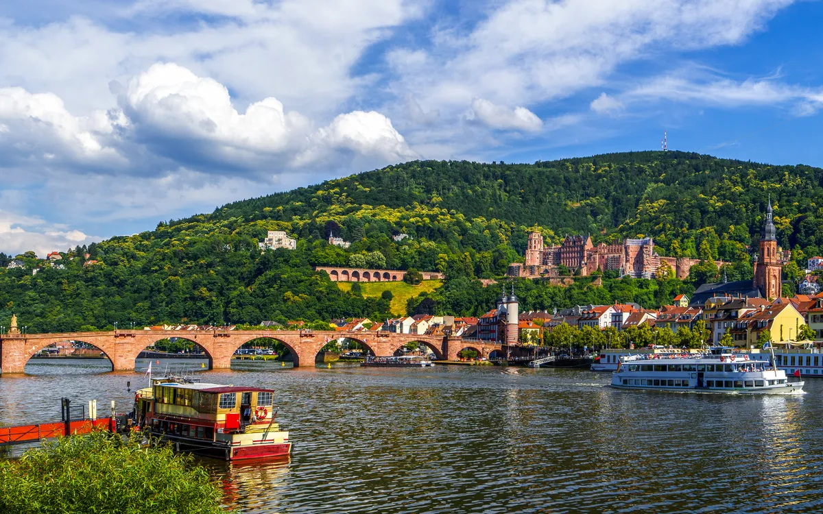 Ausblick auf das Schloss und die Alte Brücke in Heidelberg, Deutschland 