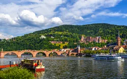 Ausblick auf das Schloss und die Alte Brücke in Heidelberg, Deutschland 