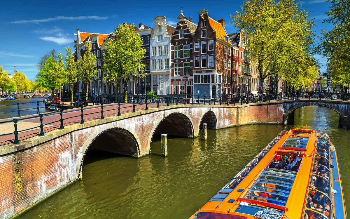 Amsterdamer Grachten in den Niederlanden