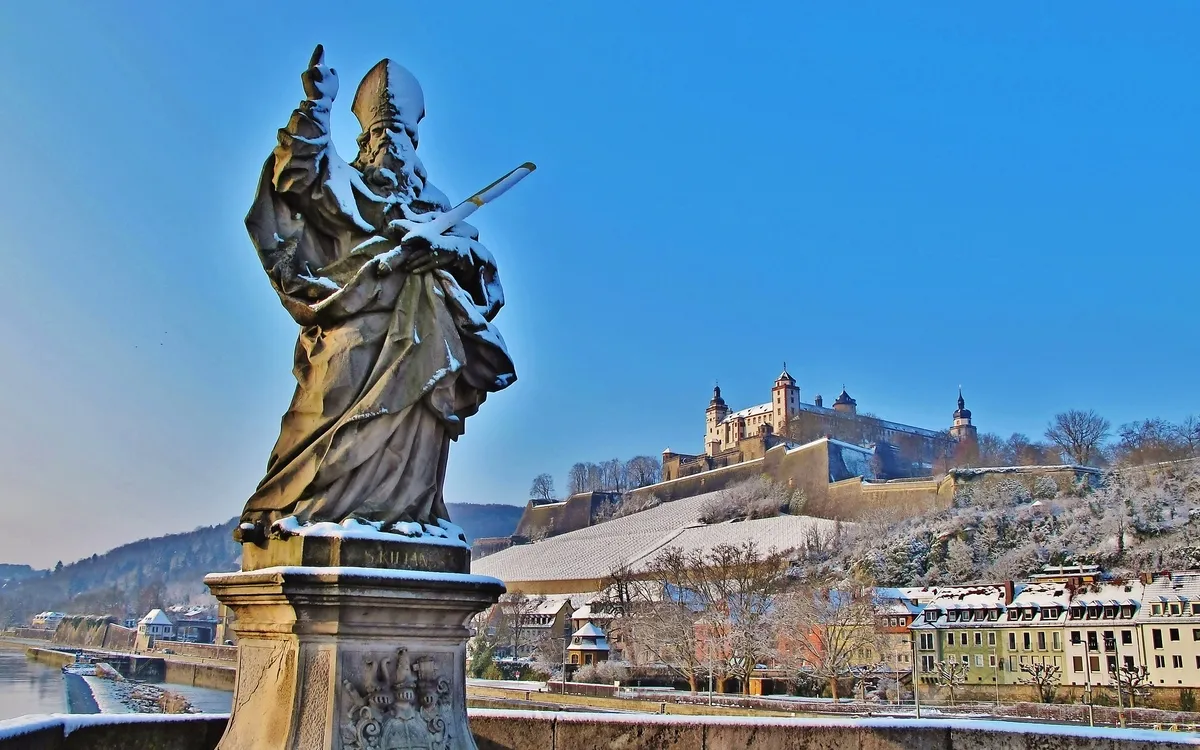 Statue Sankt Kilian und Festung Marienberg in Würzburg