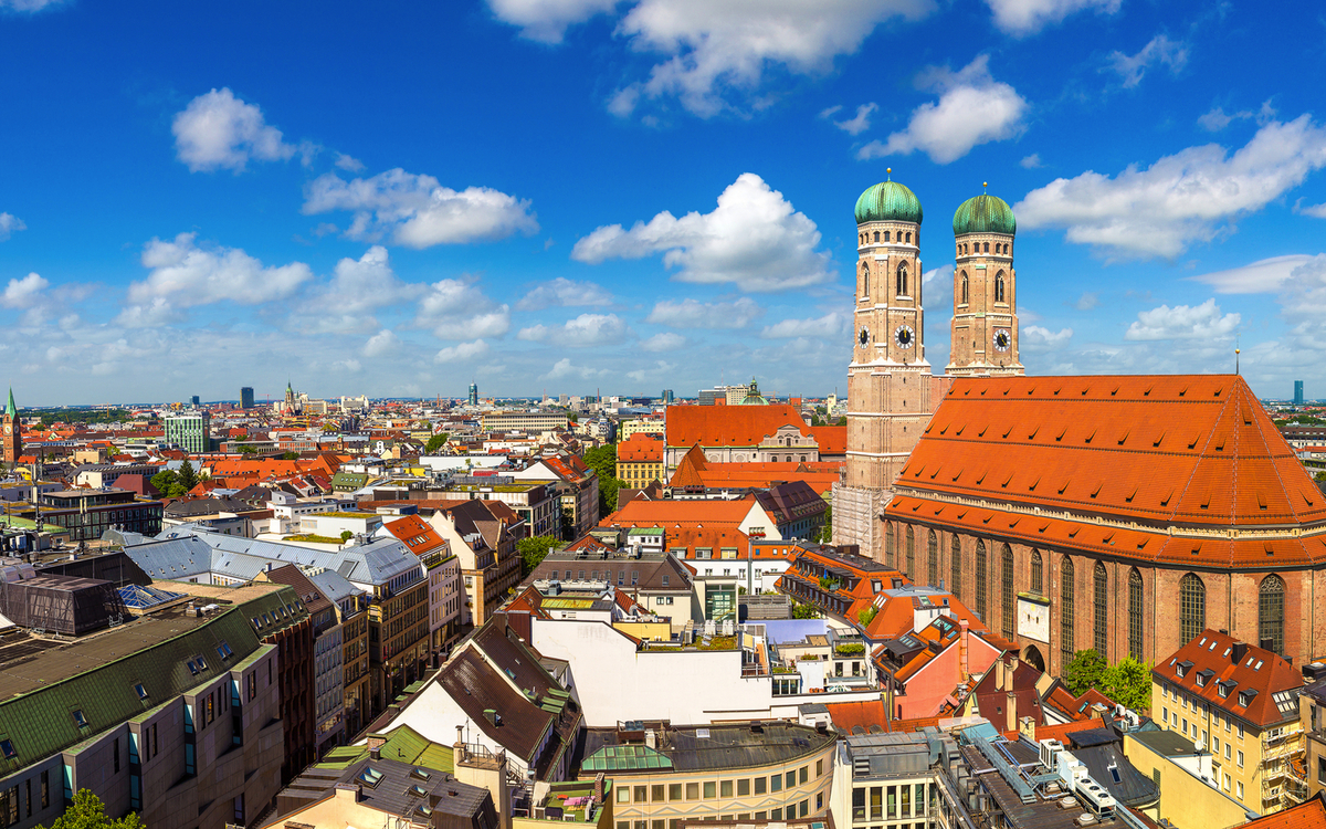 Luftbild der Frauenkirche in München, Deutschland