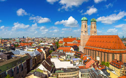 Luftbild der Frauenkirche in München, Deutschland