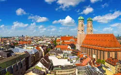Luftbild der Frauenkirche in München, Deutschland