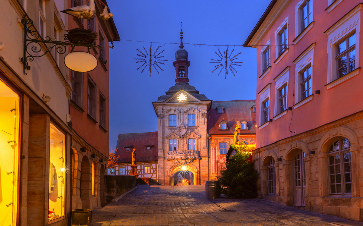 Altes Rathaus in der Altstadt von Bamberg im Advent