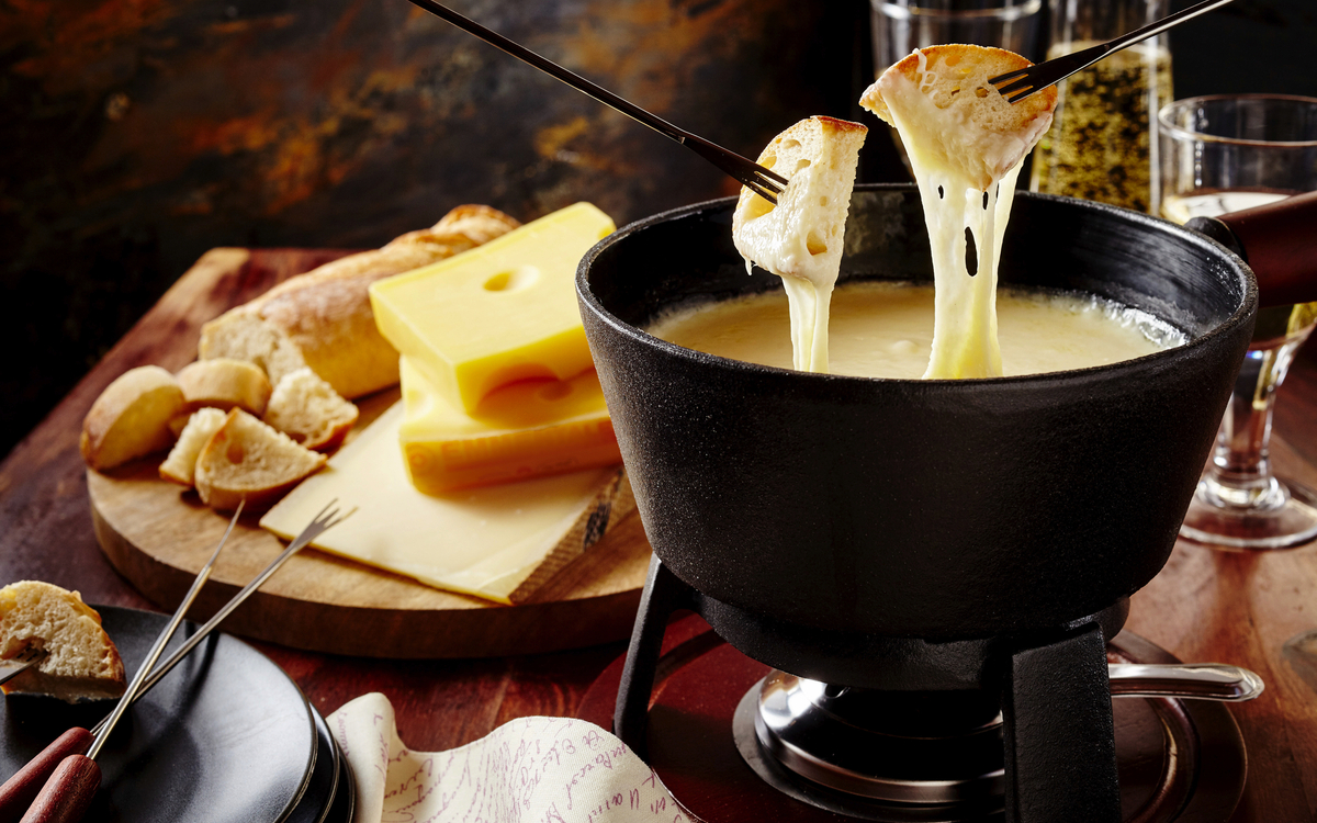 Schweizer Gourmet-Fondue-Abendessen an einem Winterabend