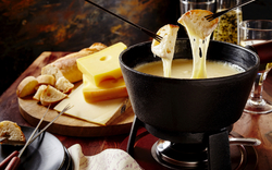 Schweizer Gourmet-Fondue-Abendessen an einem Winterabend