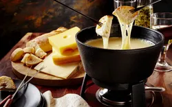 Schweizer Gourmet-Fondue-Abendessen an einem Winterabend