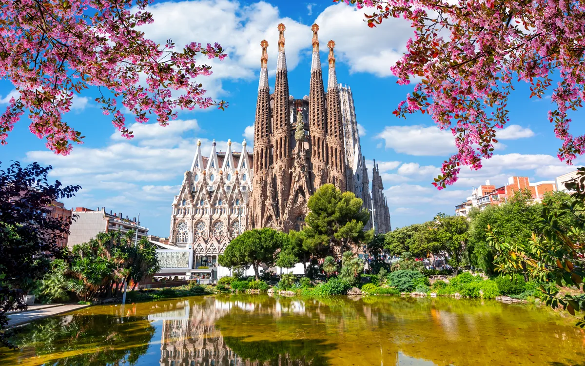 Kathedrale Sagrada Familia im Frühling in Barcelona