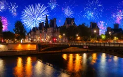 Silvester-Feuerwerk über dem Pariser Rathaus
