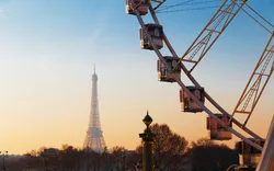 Blick auf den Place de la Concorde mit dem Riesenrad in Paris, Eiffelturm am Horizont