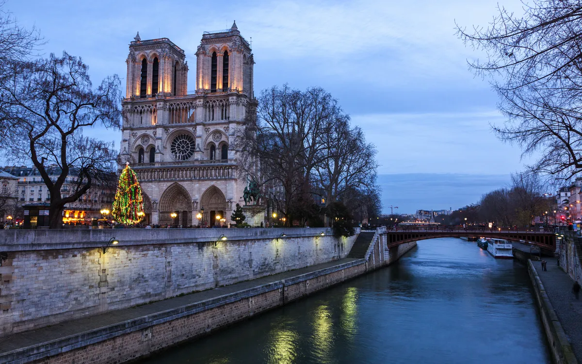 Notre-Dame de Paris bei Dämmerung
