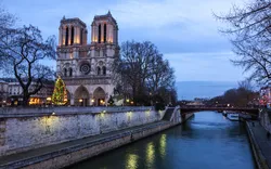 Notre-Dame de Paris bei Dämmerung