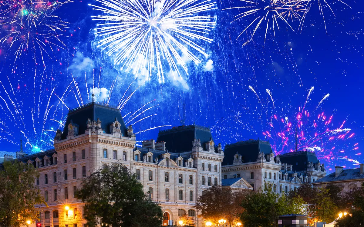 Neujahrsfeuerwerk über dem Rathaus von Paris