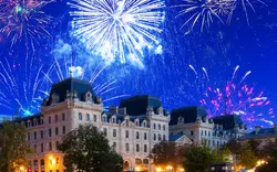 Neujahrsfeuerwerk über dem Rathaus von Paris