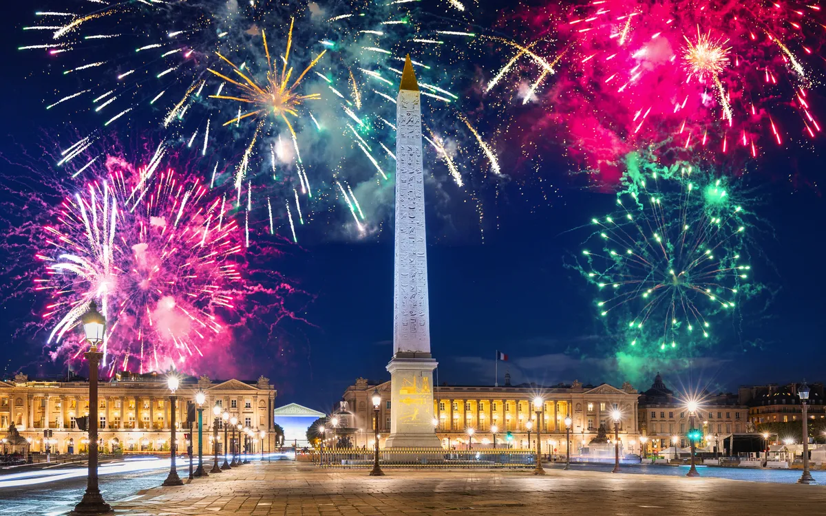 Neujahrsfeuerwerk über der Place de la Concorde in Paris