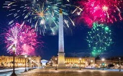 Neujahrsfeuerwerk über der Place de la Concorde in Paris