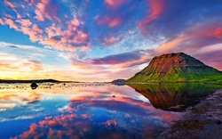 Bunter Sommersonnenuntergang mit Kirkjufell-Berg in Grundarfjordu