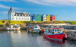 Die bunten Gebäude von John O'Groats an einem sonnigen Nachmittag, Caithness-Grafschaft, Schottland.