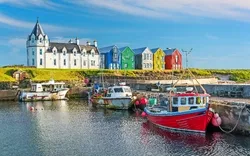 Die bunten Gebäude von John O'Groats an einem sonnigen Nachmittag, Caithness-Grafschaft, Schottland.