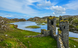Ruine von Dunlough Castle mit dem See Dun Lough
