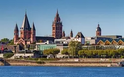 Rheinufer mit Dom in Mainz