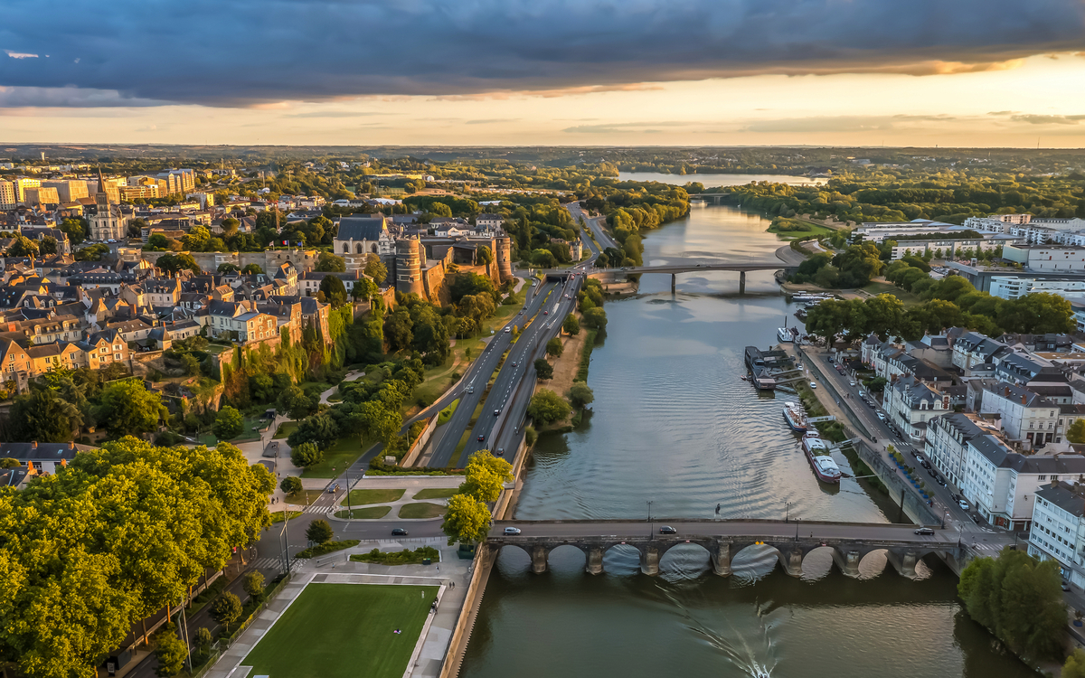 Luftaufnahme der Stadt Angers bei Sonnenuntergang, mit ihrem berühmten Schloss und ihrer Kathedrale